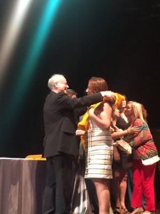 Imposición de becas por Dr. Pedro Hernández.
