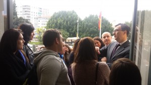 Alcalde de Murcia charlando con alumnos y profesores de Cesur