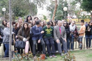 Alcalde de Murcia y Presidente aecc charlando con Gabino, alumno Cesur