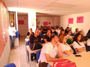 Alumnos atendiendo a la conferencia