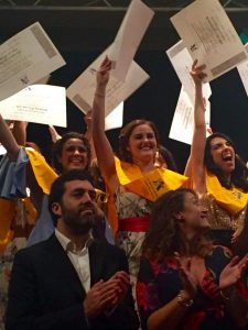 Alumnos y profesores celebrando su Graduación