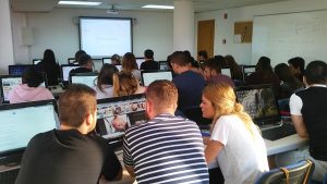 Alumnos de 1º TSID colaborando en los preparativos de la Jornada de Cáncer de Mama.