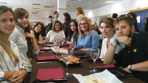 Alumnos de Cesur y profesora, disfrutando de una excelente comida en II Congreso Nacional Síndrome X Frágil.