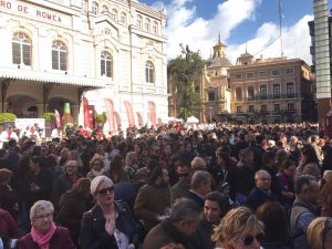 Alumnos y profesores de CESUR junto a otros asistentes al Encuentro de cortadores de Jamón, aecc