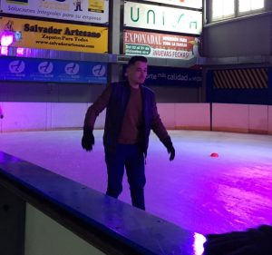 Jose Luis soltándose poco a poco en la pista de hielo