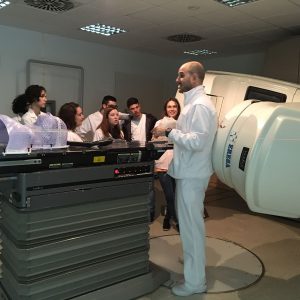 Antonio explicando acelerador lineal, Servicio de Oncología Radioterápica.