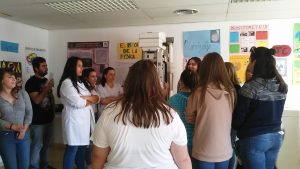 Alumnas de CESUR explican las técnicas de mamografía a chicos del colegio Divino Maetro.