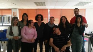 Usuarios y profesionales de ASTRAPACE con Mª Ángeles, Rosa y Vanesa, docentes de CESUR
