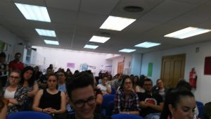 Alumnos de CESUR escuchan las ponencias de los invitados al Encuentro.