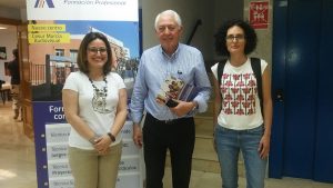 Dr. Manuel García con las docentes de CESUR, Eloisa y Vanesa