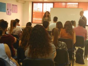 Alumnos atendiendo a Dña. Neus Soler y D. José Tomás.