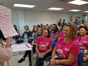 Flamenco Rosa encantadas con los obsequios de los alumnos de CESUR Murcia