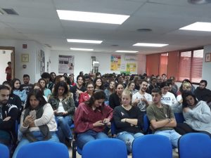 Alumnos de CESUR Murcia a la espera de la proyección de la película Ma ma