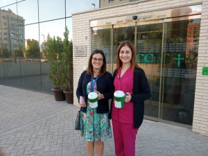 Coordinadora de FP DUAL, en la AECC, junto con Mª José, técnico de la asociación, recogiendo las huchas para postular en CESUR.