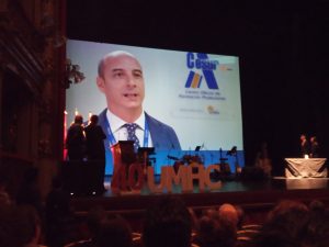 JJosé Tomás, director de CESUR Murcia, felicitando a la UMHC por su 40 aniversario