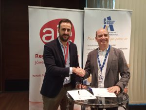 D. José Tomás Candel, director de CESUR Murcia y D. Ginés ÁNgel García López, presidente de la AJE Región de Murcia, firmando acuerdo de colaboración